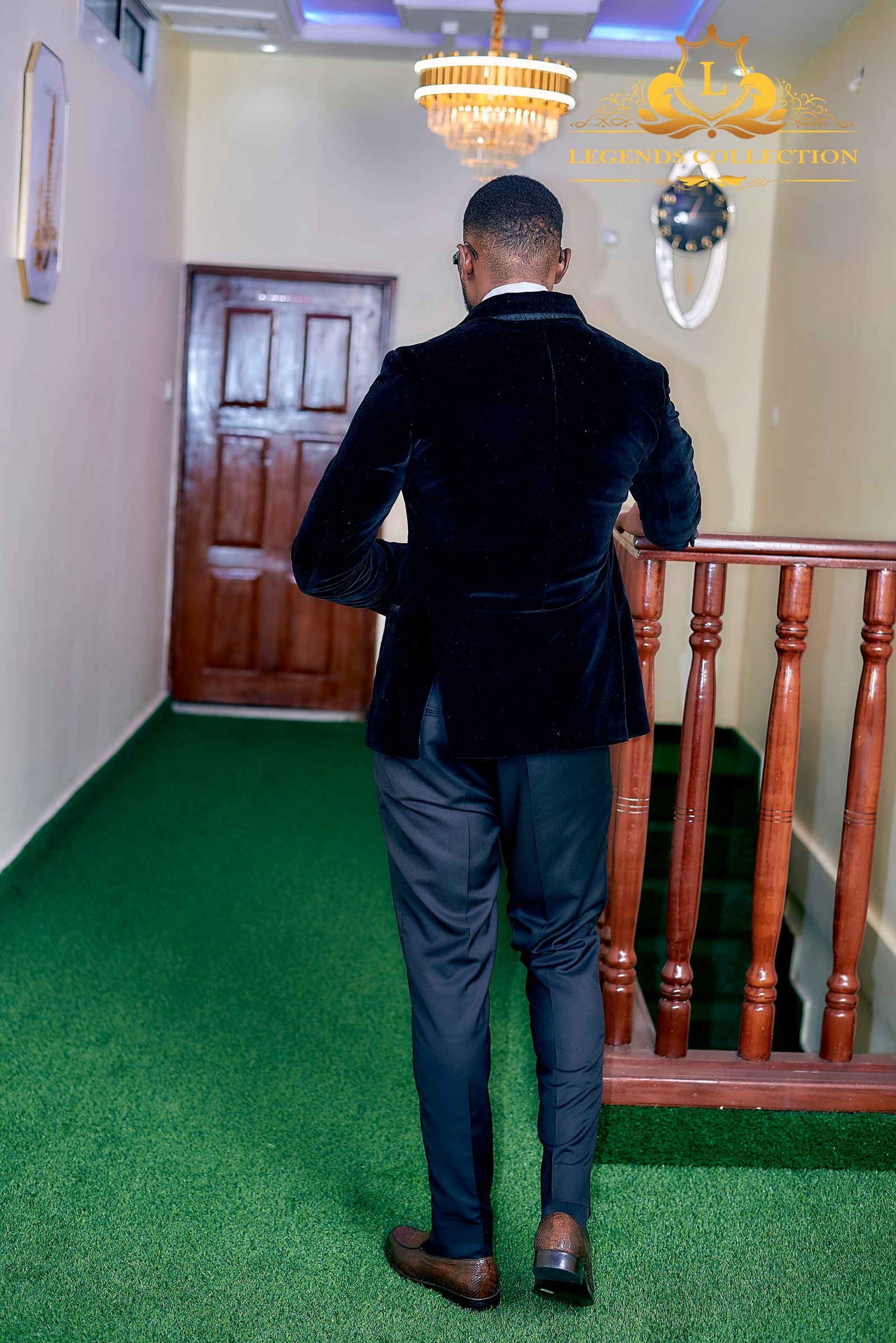 Toghu embroidered double-breasted velvet jacket suite – Image 2