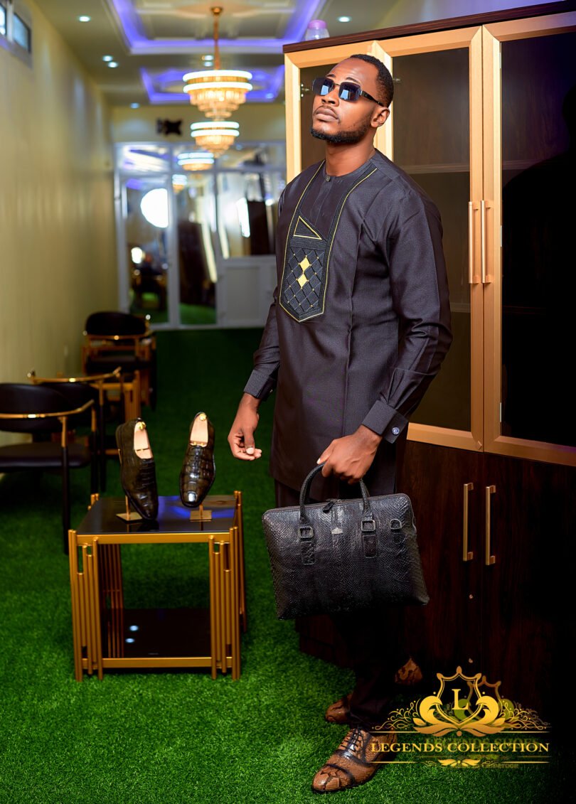 Men's 2-piece black saillon set with gold glitter fabric – Image 4