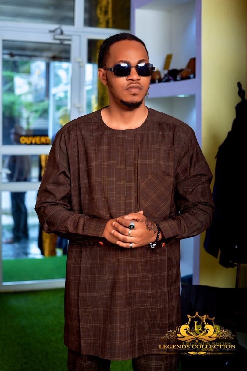 African clothing for men in brown with light patterns – Image 3